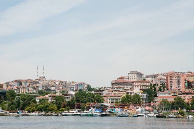 Istanbul, 17 Haziran 2017: Birçok yolcu feribot ya da yolcu tekneleri açıklarında. Su tarafından yolcu taşımacılığı