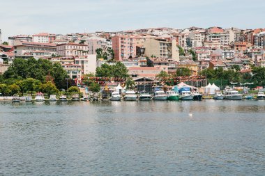 Istanbul, 17 Haziran 2017: Birçok yolcu feribot ya da yolcu tekneleri açıklarında. Su tarafından yolcu taşımacılığı