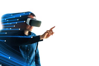 Sanal gerçeklik gözlüklü adam. Modern teknolojiler ve geleceğin teknolojileri kavramı. VR gözlük