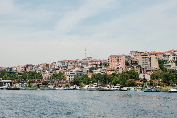 イスタンブール、2017 年 6 月 17 日: 多く乗客用フェリーや旅客船が海岸の沖。水によって乗客の交通機関 — ストック写真
