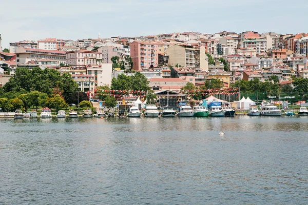 Estambul, 17 de junio de 2017: Muchos transbordadores de pasajeros o barcos de pasajeros están fuera de la costa. Transporte de pasajeros por agua — Foto de Stock