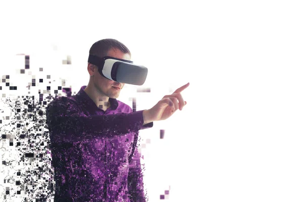 Osoba w okulary wirtualnej rzeczywistości jest pofragmentowany na piksele. Koncepcja i nowoczesnych technologii przyszłości. Okulary VR — Zdjęcie stockowe
