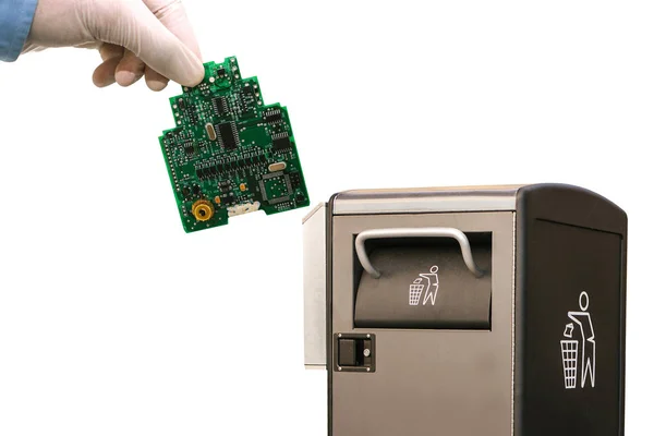 概念照片。该人将计算机的使用部分扔进容器中以供进一步处置。爱护环境 — 图库照片