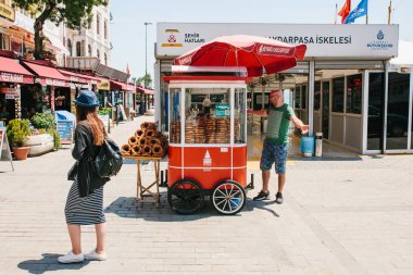 Istanbul, 17 Haziran 2017: Simit denilen geleneksel bir simit satışı. Ulusal yemek. Sokak gıda