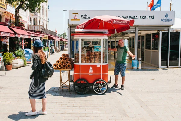 Istanbul, 17 Haziran 2017: Simit denilen geleneksel bir simit satışı. Ulusal yemek. Sokak gıda