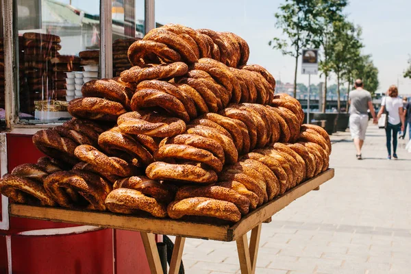 Close-up. Sale of a traditional Turkish bagel called Simit. National Turkish food. Street food — Stock Photo, Image