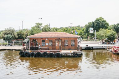 Istanbul, 17 Haziran 2017: Yerel İskelesi veya feribot veya bağlantı noktasına nakliye su tarafından kent sakinleri için boğaz.