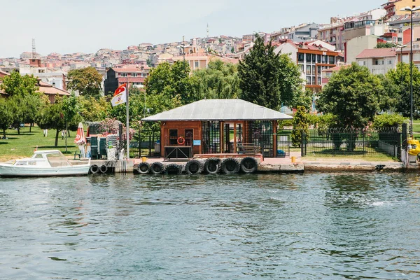 Istanbul, June 17, 2017: Local jetty or ferry or port on the Bosporus for transportation of city residents by water — Stock Photo, Image