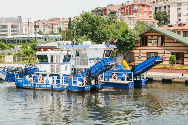 Istanbul, 17 června 2017: Místní molo nebo trajektem nebo port na Bosporu pro přepravu obyvatel města vodou — Stock fotografie