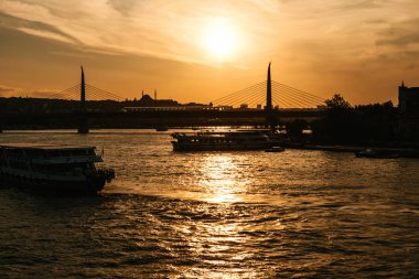Tekneleri boğaz Istanbul 'un güzel manzaralı arka plan üzerinde günbatımında yelken.