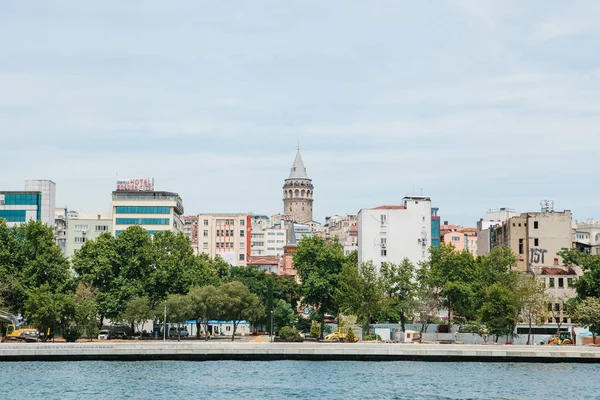 Istambul, 17 de junho de 2017: Bela vista da parte europeia de Istambul contra o belo Bósforo azul e o céu. O moderno Istambul. Viajar pela Turquia — Fotografia de Stock