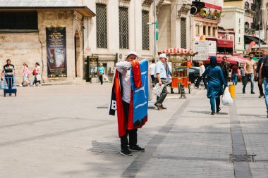 Istanbul, 15 Haziran 2017: Otantik sahne. İşportacı. Türk konularda çeşitli bayraklar satmak için küçük bir iş. Sokak ticaret.