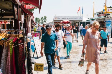 Istanbul, 17 Haziran 2017: Yerel halk Kadıköy bölgesinde cadde boyunca yürüme. Sıradan şehir yaşam ya da her gün işleri