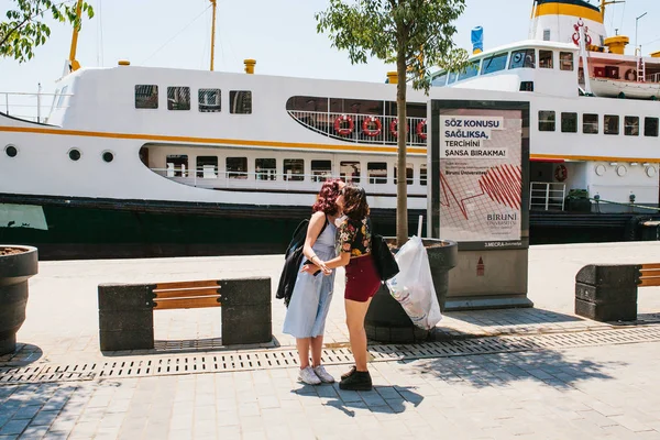 Estambul, 17 de junio de 2017: Dos amigas se conocieron y se saludaron. Juventud moderna. Vida ordinaria de la ciudad — Foto de Stock