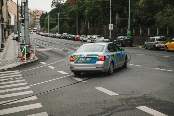 Prag, 24. September 2017: Ein Polizeiauto fährt eine Straße entlang. Schutz der öffentlichen Ordnung durch die Polizei — Stockfoto