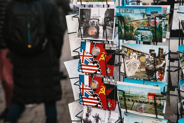 Berlin, Németország-2018. február 15.: utcában eladó, képeslapok és ajándéktárgyak — Stock Fotó