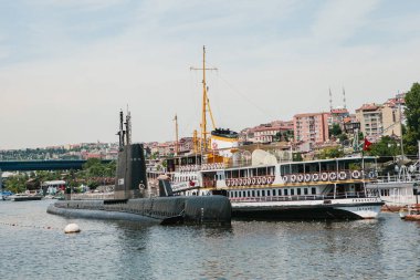 Istanbul, 17 Haziran 2017: Bir denizaltı ve kentin Avrupa binalarda daire yanında kıyıya yakın bir gemi