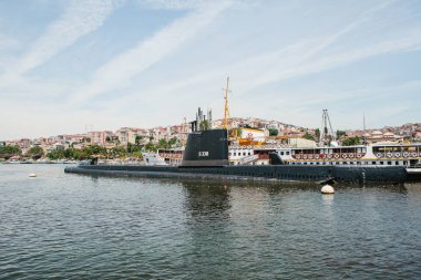 Istanbul, 17 Haziran 2017: Bir denizaltı ve kentin Avrupa binalarda daire yanında kıyıya yakın bir gemi