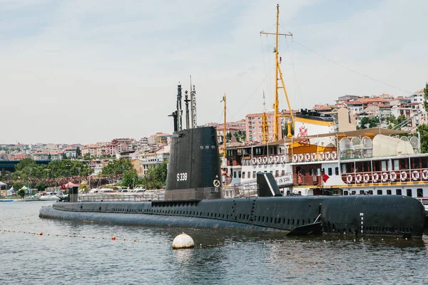 Κωνσταντινούπολη, 17 Ιουνίου 2017: Ένα υποβρύχιο και ένα πλοίο κοντά στην ακτή δίπλα από πολυκατοικίες στο Ευρωπαϊκό τμήμα της πόλης — Φωτογραφία Αρχείου