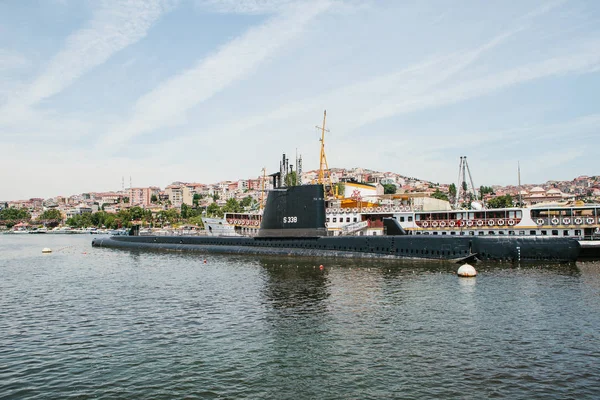 Istanbul, 17 Haziran 2017: Bir denizaltı ve kentin Avrupa binalarda daire yanında kıyıya yakın bir gemi
