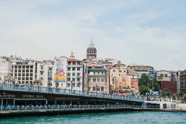 Istanbul, 17 Haziran 2017: Galata Köprüsü ve Galata Kulesi ve diğer mimari şehrin güzel manzaralarını