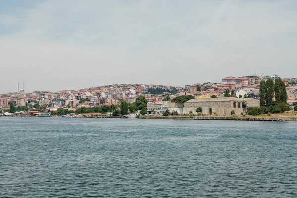 ボスポラス海峡の側からイスタンブールのヨーロッパの部分のビュー — ストック写真