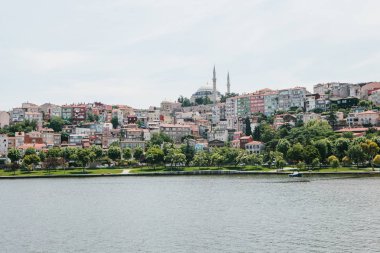 Güzel evler ve cami Istanbul Boğaziçi'nin taraftan Türkiye'de ' bir manzarası