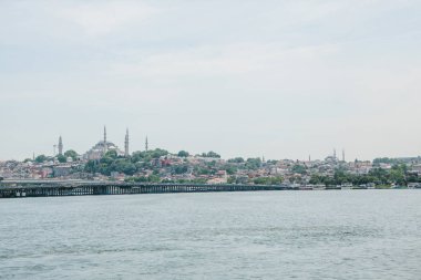 Güzel evler ve cami Istanbul Boğaziçi'nin taraftan Türkiye'de ' bir manzarası
