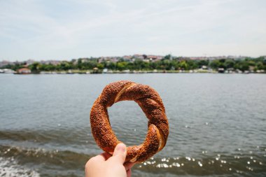 Simit denilen geleneksel simit Boğaziçi'nin arka taraftan bir adam tarafından düzenlenmektedir. Istanbul içinde belgili tanımlık geçmiş
