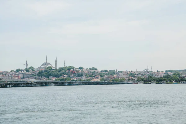 Güzel evler ve cami Istanbul Boğaziçi'nin taraftan Türkiye'de ' bir manzarası