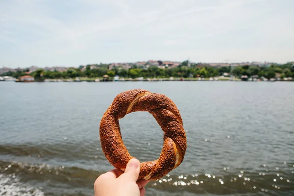 Simit denilen geleneksel simit Boğaziçi'nin arka taraftan bir adam tarafından düzenlenmektedir. Istanbul içinde belgili tanımlık geçmiş