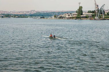 Istanbul, 17 Haziran 2017: Sporcular boğaz üzerinde bir erkek ve bir kadın bir kayık içinde yüzer. Ekip çalışması veya spor karşılaşmaları için hazırlık