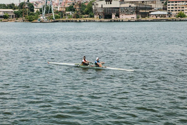 Istanbul, 17 Haziran 2017: Sporcular boğaz üzerinde bir erkek ve bir kadın bir kayık içinde yüzer. Ekip çalışması veya spor karşılaşmaları için hazırlık