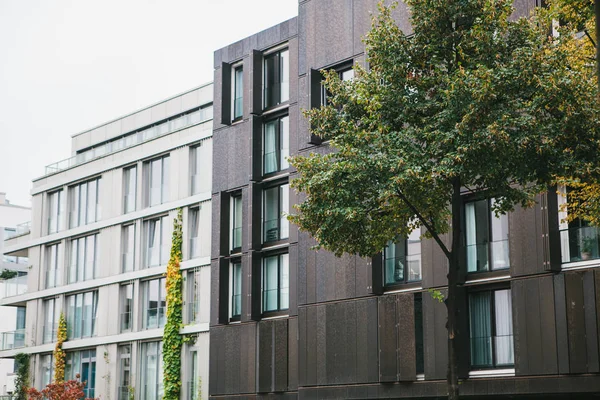 El edificio residencial habitual en Berlín en Alemania — Foto de Stock