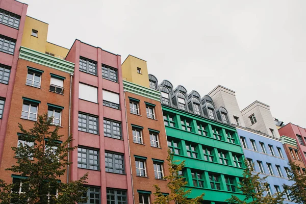 Berlin, 1 Ekim 2017: Olağandışı renkli modern konut bina — Stok fotoğraf