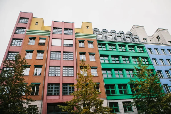 Berlin, 1 Ekim 2017: Olağandışı renkli modern konut bina — Stok fotoğraf