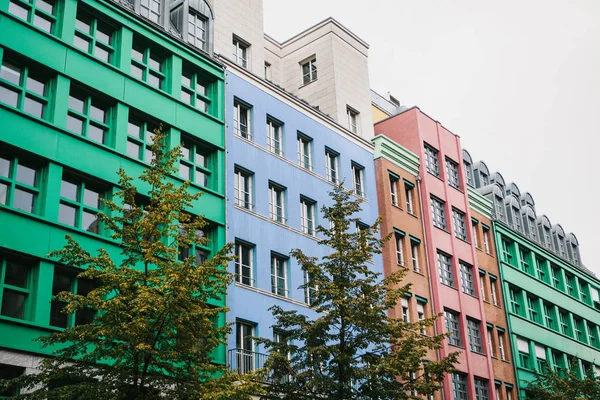 Berlin, 1 Ekim 2017: Olağandışı renkli modern konut bina — Stok fotoğraf