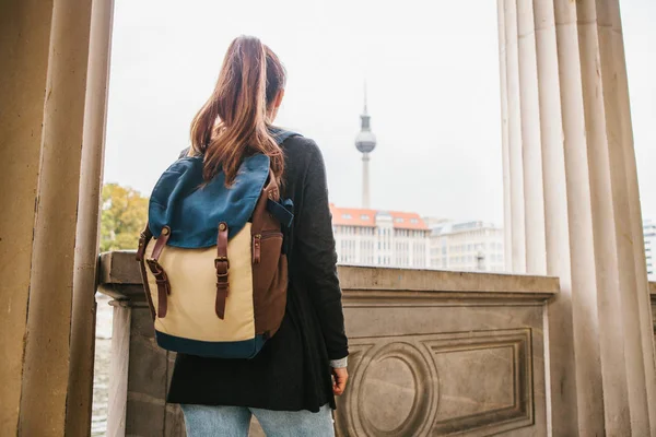 Une Jeune Fille Voyageuse Touriste Étudiante Avec Sac Dos Voyage — Photo