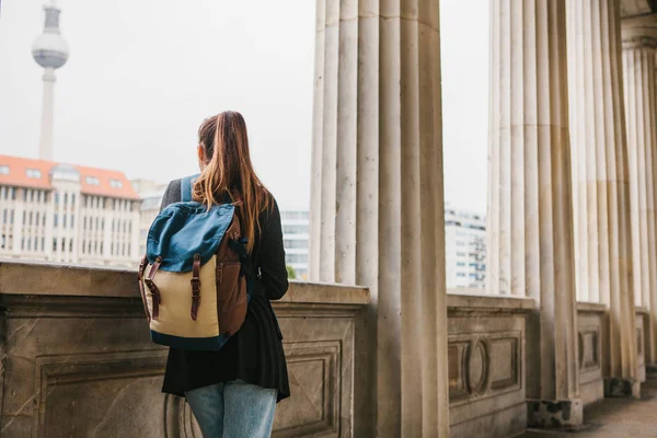 Mladá dívka cestovatel nebo turistické nebo studentský batoh cestuje do Berdlin v Německu — Stock fotografie