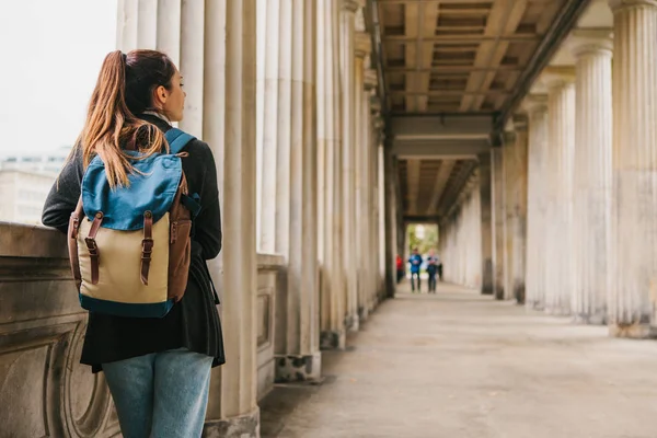Молодая девушка путешественник или турист или студент с рюкзаком едет в Бердлин в Германии — стоковое фото