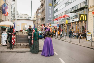 Berlin, 1 Ekim 2017: Pozitif Arap kadın turist Chekpoint Charlie adlı ünlü şehir cazibe yanındaki