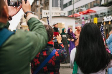 Berlin, 1 Ekim 2017: Turist Chekpoint Charlie adlı ünlü şehir cazibe yanında olumlu Arap kadınların fotoğraf çekmek