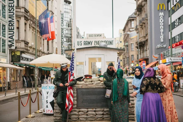 Berlin, 1 Ekim 2017: Pozitif Arap kadın turist Chekpoint Charlie adlı ünlü şehir cazibe yanındaki