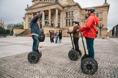 Berlin, 1 Ekim 2017: Turist Berlin Konseri evin yanındaki meydanda