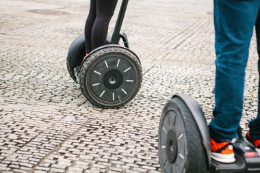 Jiroskop insanlar. Şehir veya eğlence çevresinde bir gezi