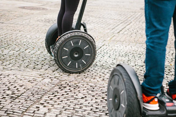 People on gyroscope. A trip around the city or entertainment — Stock Photo, Image