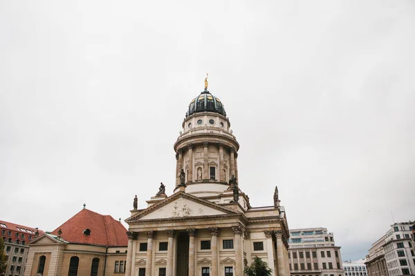 Franse kathedraal of Franzoesischer Dom in Berlijn, Duitsland. Evangelic en Lutherse kerk van Duitsland en het platform monument of toeristische zicht. — Stockfoto