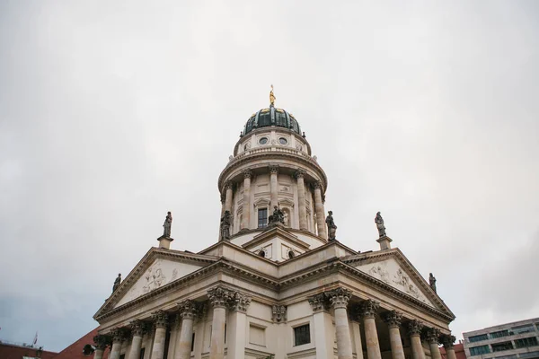 Catedral Francesa ou Franzoesischer Dom em Berlim, Alemanha. Igreja Evangélica e Luterana da Alemanha e arquitetura monumento ou vista turística . — Fotografia de Stock