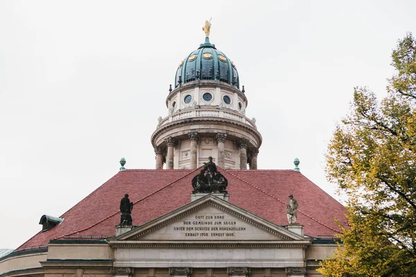 Catedral Francesa o Franzoesischer Dom en Berlín, Alemania. Iglesia Evangélica y Luterana de Alemania y monumento arquitectónico o turístico . — Foto de Stock