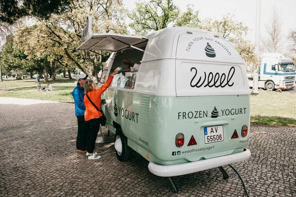 Lisbon, 18 Haziran 2018: İnsanlar satın dondurulmuş yoğurt veya dondurma bir sokak satıcısından. Sokak gıda ve mobil ticaret